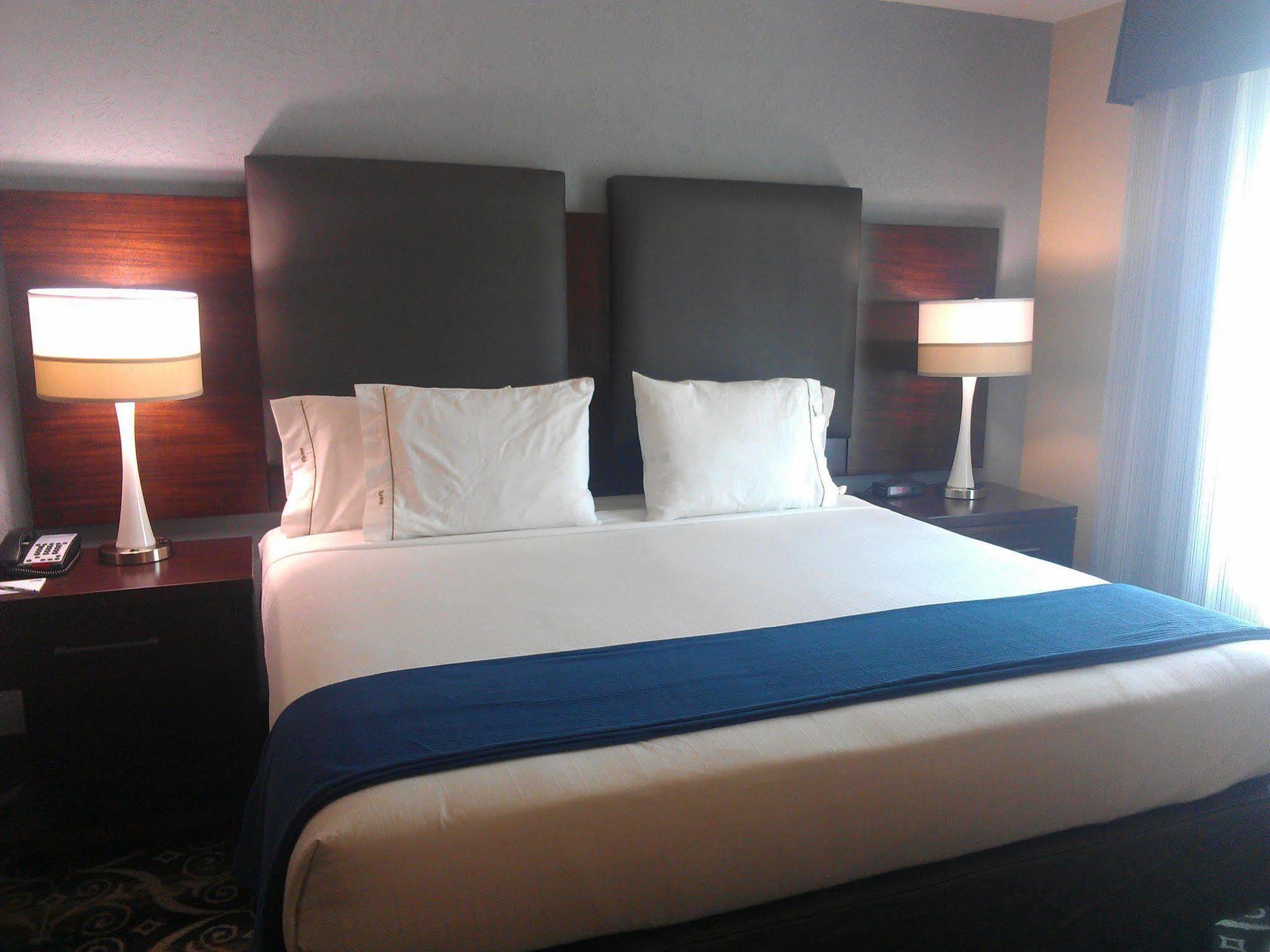 Holiday Inn Express Hotel & Suites North Kansas City By Ihg Eksteriør bilde